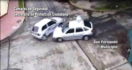 Espectacular choque de dos autos en Carlos Casares y Besares Espectacular choque de dos autos en Carlos Casares y Besares