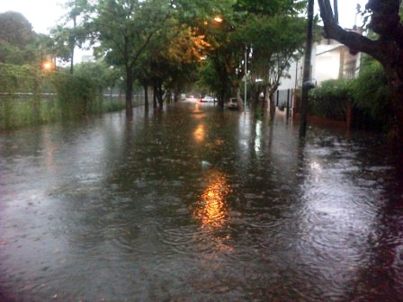 Calles anegadas y un campamento estudiantil evacuado por el temporal en Tigre Calles anegadas y un campamento estudiantil evacuado por el temporal en Tigre