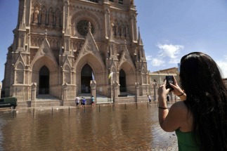 El Rio Luján volvió a subir y el agua llegó a la basílica El Rio Luján volvió a subir y el agua llegó a la basílica
