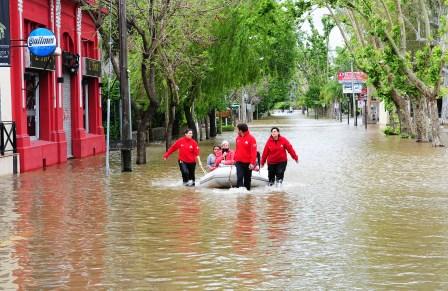 Asisten a los vecinos de Tigre afectados por la sudestada Asisten a los vecinos de Tigre afectados por la sudestada