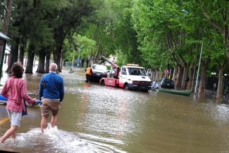Asisten a los vecinos de Tigre afectados por la sudestada Asisten a los vecinos de Tigre afectados por la sudestada