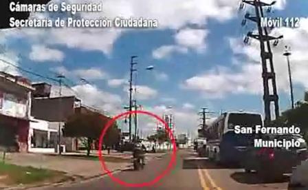Escapaba de Patrullas Municipales, subió su moto a una plaza y fue detenido tras resbalar en un túnel Escapaba de Patrullas Municipales, subió su moto a una plaza y fue detenido tras resbalar en un túnel