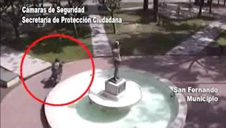 Escapaba de Patrullas Municipales, subió su moto a una plaza y fue detenido tras resbalar en un túnel Escapaba de Patrullas Municipales, subió su moto a una plaza y fue detenido tras resbalar en un túnel