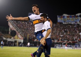 Andres Chavez , figura de Boca Jrs. festeja con Emmanuel Gigliotti uno de los tantos convertidos a Cerro Porteno
Andres Chavez , figura de Boca Jrs. festeja con Emmanuel Gigliotti uno de los tantos convertidos a Cerro Porteno