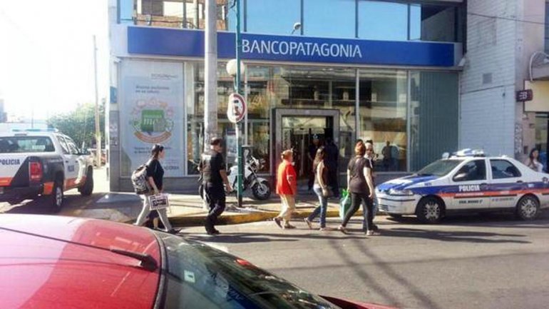 Asaltan un banco en Munro y se llevan más de un millón de pesos Asaltan un banco en Munro y se llevan más de un millón de pesos
