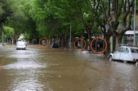 Grave denuncia por la pegatina de afiches ofensivos en Tigre - la pegatina continuó incluso durante la sudestada