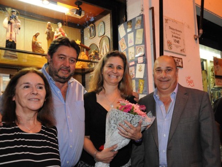 Castellano junto a los responsables de la santería Stella Maris
Castellano junto a los responsables de la santería Stella Maris