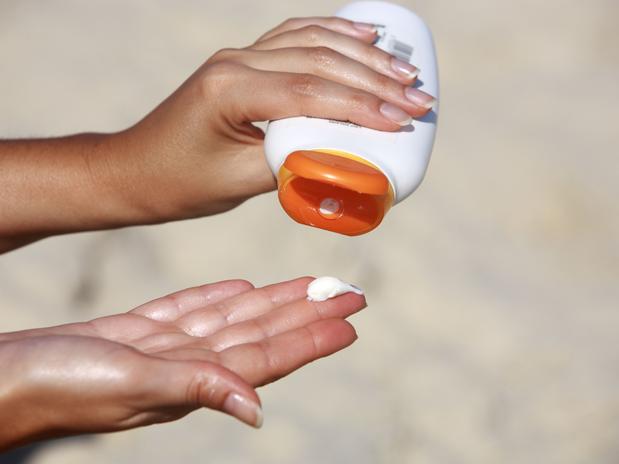 Recomiendan usar protectores solares con un factor de 30 y colocarlo media hora antes de la exposición Recomiendan usar protectores solares con un factor de 30 y colocarlo media hora antes de la exposición