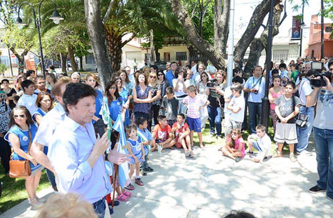 Posse junto a familias enteras en la Plaza Carlos Gardel
Posse junto a familias enteras en la Plaza Carlos Gardel