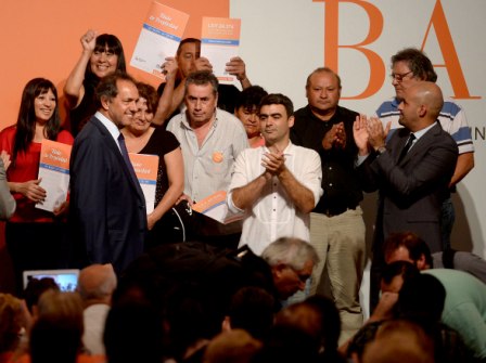 Scioli entregó más de 400 escrituras a vecinos de San Fernando y Tigre Scioli entregó más de 400 escrituras a vecinos de San Fernando y Tigre