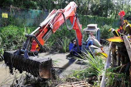 Realizan tareas de limpieza sobre el arroyo Guazú Nambí Realizan tareas de limpieza sobre el arroyo Guazú Nambí