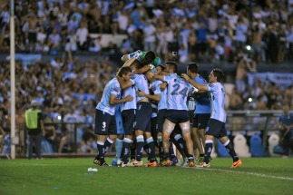 Racing derrotó a River en y quedó como único puntero a dos fechas del final Racing derrotó a River en y quedó como único puntero a dos fechas del final