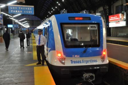La línea Mitre comenzó a operar con los trenes nuevos en el ramal Retiro-Tigre ()