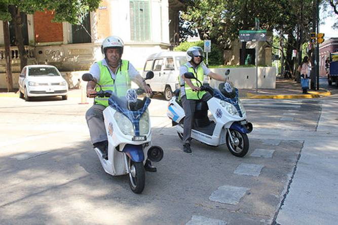 Inspectores en motos eléctricas controlan el tránsito en San Isidro Inspectores en motos eléctricas controlan el tránsito en San Isidro