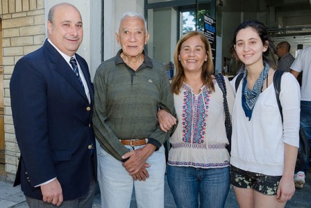 Castellano junto a Chaves, su hija y nieta en la sede de la ANSES de Munro
Castellano junto a Chaves, su hija y nieta en la sede de la ANSES de Munro