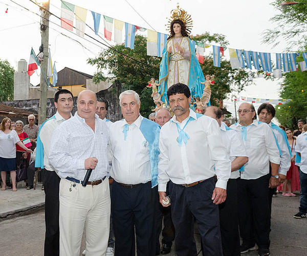 Castellano junto a los fieles en la celebración del Día de la Virgen
Castellano junto a los fieles en la celebración del Día de la Virgen
