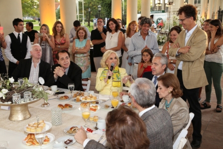 la Sra. Mirtha Legrand y 250 vecinos e invitados se congregaron y saludaron a la Virgen en su paso por el Río Luján, con el objetivo de recaudar fondos la Sra. Mirtha Legrand y 250 vecinos e invitados se congregaron y saludaron a la Virgen en su paso por el Río Luján, con el objetivo de recaudar fondos