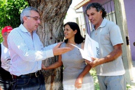 Julio Zamora entregó escrituras a vecinos de distintas localidades de Tigre Julio Zamora entregó escrituras a vecinos de distintas localidades de Tigre