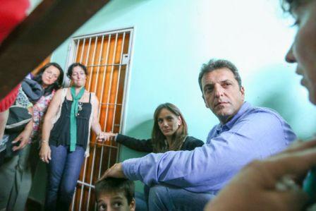 Sergio Massa se acercó junto a Oscar Martínez, Eduardo Buzzi, Daniel Arroyo y Malena Galmarini al barrio La Carne, ubicado en la zona sur de Rosario Sergio Massa se acercó junto a Oscar Martínez, Eduardo Buzzi, Daniel Arroyo y Malena Galmarini al barrio La Carne, ubicado en la zona sur de Rosario