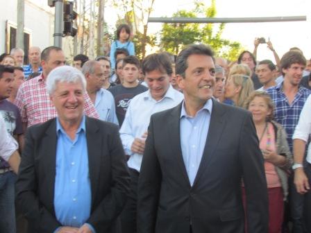 El Intendente de San Fernando, Luis Andreotti, acompañado por el Diputado Nacional, Sergio Massa, dejaron inaugurado esta tarde un nuevo paso bajo nivel de las vías del ferrocarril Mitre