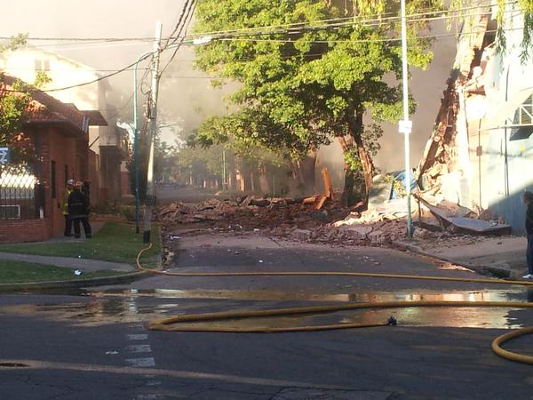 Incendio y derrumbe en una fábrica de zapatillas en Olivos () Incendio y derrumbe en una fábrica de zapatillas en Olivos ()