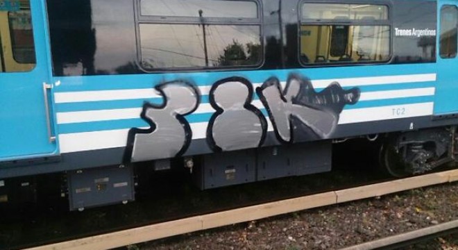 Aparecieron pintadas en los trenes nuevos del Mitre y Randazzo no contuvo su bronca