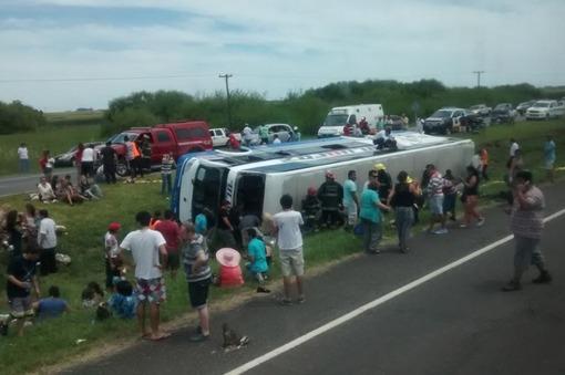 Una mujer murió y otras 33 personas resultaron heridas tras el vuelco de un micro en la Ruta 2