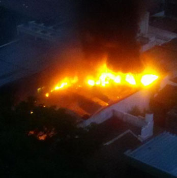 Un herido y numerosos daños materiales provocó un incendio en un supermercado de Acassuso Un herido y numerosos daños materiales provocó un incendio en un supermercado de Acassuso