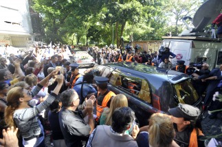 Con un fuerte reclamo de justicia inhumaron los restos de Nisman