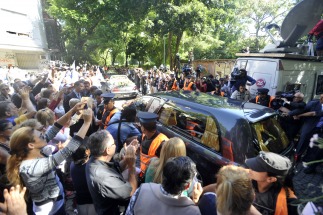 Con un fuerte reclamo de justicia inhumaron los restos de Nisman Con un fuerte reclamo de justicia inhumaron los restos de Nisman