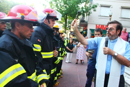 Fue bendecida la nueva indumentaria especial de los Bomberos Voluntarios de San Fernando Fue bendecida la nueva indumentaria especial de los Bomberos Voluntarios de San Fernando
