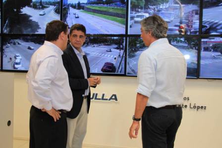 Desde el Centro de Monitoreo Urbano, el intendente de Vicente López, Jorge Macri, anunció la incorporación de nuevas cámaras de seguridad de alta tecnología, llegando así a 500 unidades.
Desde el Centro de Monitoreo Urbano, el intendente de Vicente López, Jorge Macri, anunció la incorporación de nuevas cámaras de seguridad de alta tecnología, llegando así a 500 unidades.