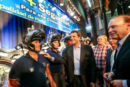 Massa visitó Merlo para asistir a la presentación de 10 nuevas motos municipales de seguridad Massa visitó Merlo para asistir a la presentación de 10 nuevas motos municipales de seguridad