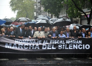 Con una marcha bajo la lluvia miles de personas pidieron justicia por la muerte de Nisman Con una marcha bajo la lluvia miles de personas pidieron justicia por la muerte de Nisman