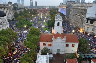 Con una  marcha bajo la lluvia miles de personas pidieron justicia por la muerte de Nisman  