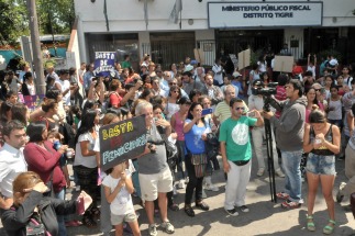 Vecinos marcharon a la fiscalía de Pacheco en reclamo de justicia Vecinos marcharon a la fiscalía de Pacheco en reclamo de justicia