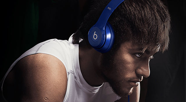 Alertan a jovenes por los riesgos de usar auriculares a volumen alto