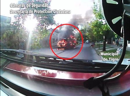 Detienen a un pirómano en Tigre tras incendiar un micro escolar Detienen a un pirómano en Tigre tras incendiar un micro escolar