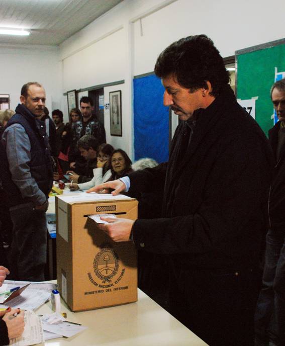 Gustavo Posee Votó en San Isidro 