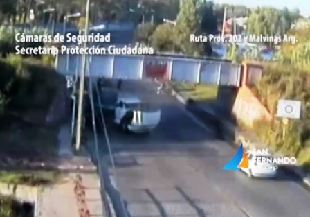 Impactantes choques de dos camiones contra un puente ferroviario en San Fernando