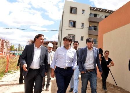 El titular de la ANSES, durante la recorrida por las obras del Desarrollo Urbanístico ubicado en el barrio Rincón de Milberg, cuyo avance de obra es del 75%.
El titular de la ANSES, durante la recorrida por las obras del Desarrollo Urbanístico ubicado en el barrio Rincón de Milberg, cuyo avance de obra es del 75%.