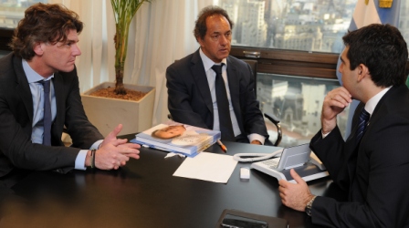 El gobernador Daniel Scioli, el ministro de la Juventud de Paraguay, Marcelo Soto Pavón, y el vicepresidente ejecutivo del Grupo Provincia, Nicolás Scioli El gobernador Daniel Scioli, el ministro de la Juventud de Paraguay, Marcelo Soto Pavón, y el vicepresidente ejecutivo del Grupo Provincia, Nicolás Scioli
