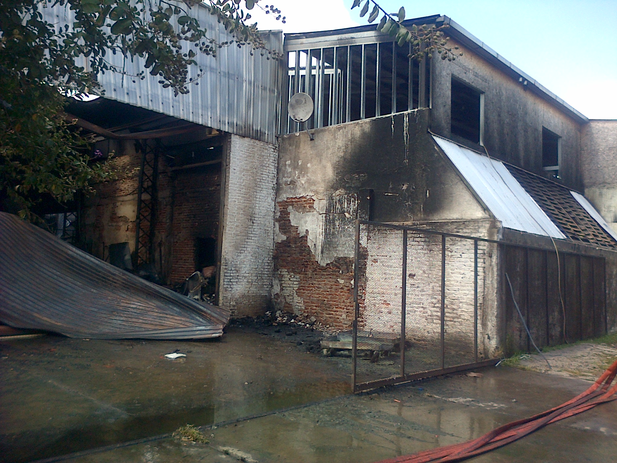 Veinte dotaciones de bomberos controlaron un incendio en la fábrica de zapatos Guante en General Pacheco.