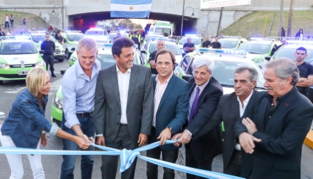 Massa durante la inauguración de la séptima posta policial en el Municipio de San Fernando, donde además se presentaron 15 nuevos patrulleros de protección ciudadana. Acompañado por los precandidatos a gobernador por la Provincia de Buenos Aires, y por el Intendente local Luis Andreotti Massa durante la inauguración de la séptima posta policial en el Municipio de San Fernando, donde además se presentaron 15 nuevos patrulleros de protección ciudadana. Acompañado por los precandidatos a gobernador por la Provincia de Buenos Aires, y por el Intendente local Luis Andreotti
