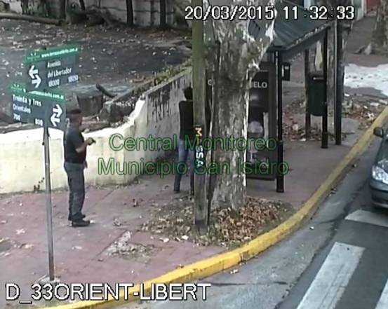 Gracias a la ayuda del Centro de Monitoreo, los móviles del patrullaje municipal lograron interceptar a tres hombres que habían robado una casa en Beccar y al jardinero que trabajaba en la propiedad, que actuó como cómplice Gracias a la ayuda del Centro de Monitoreo, los móviles del patrullaje municipal lograron interceptar a tres hombres que habían robado una casa en Beccar y al jardinero que trabajaba en la propiedad, que actuó como cómplice