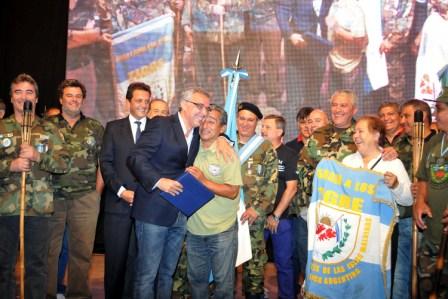 Julio Zamora y Sergio Massa acompañaron la vigilia de los Veteranos de Malvinas en Tigre