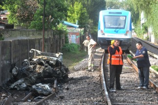 Una mujer falleció al ser arrollado el auto que conducía por un tren en Tigre, al intentar cruzar con las barreras bajas