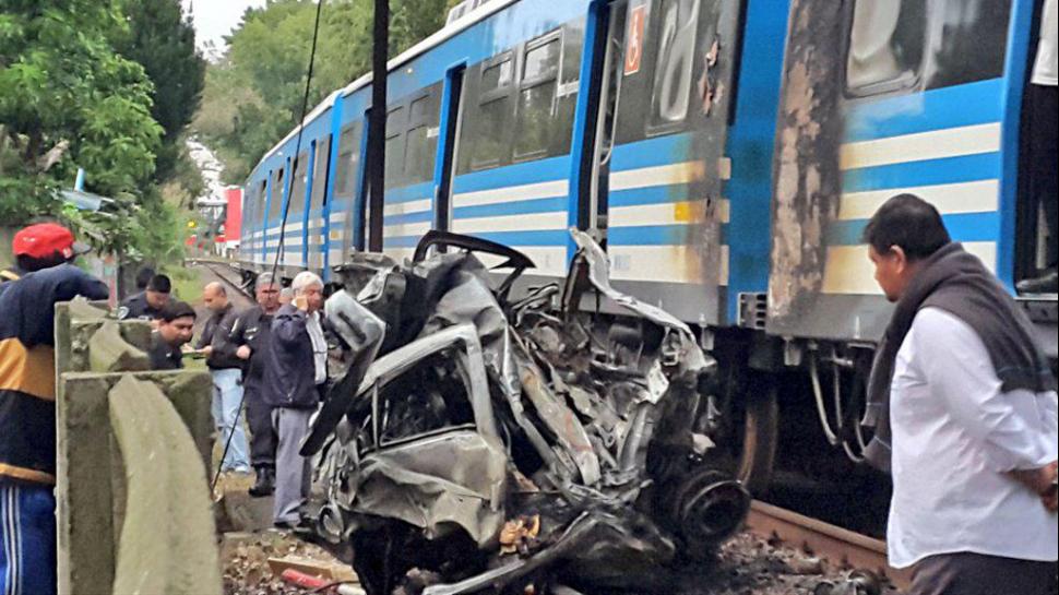 Una mujer falleció al ser arrollado el auto que conducía por un tren en Tigre, al intentar cruzar con las barreras bajas