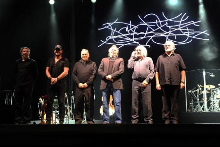 Serrat cerró Semana Santa con un show gratuito en Tigre - Con los músicos Serrat cerró Semana Santa con un show gratuito en Tigre - Con los músicos