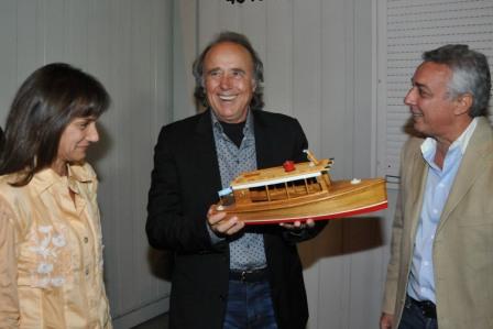 Serrat cerró Semana Santa con un show gratuito en Tigre - Con Malena y Zamora Serrat cerró Semana Santa con un show gratuito en Tigre - Con Malena y Zamora